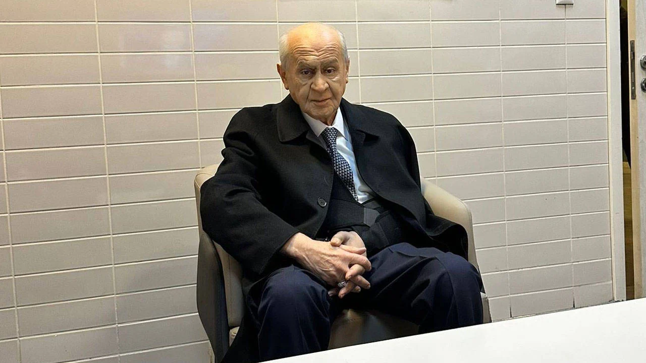 Devlet Bahçeli, kurultaya kolu sargılı geldi