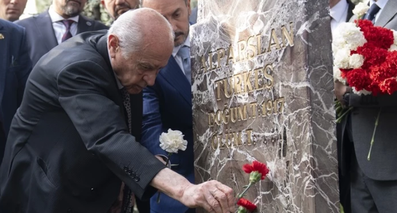 Devlet Bahçeli, Alparslan Türkeş'in kabrini ziyaret etti