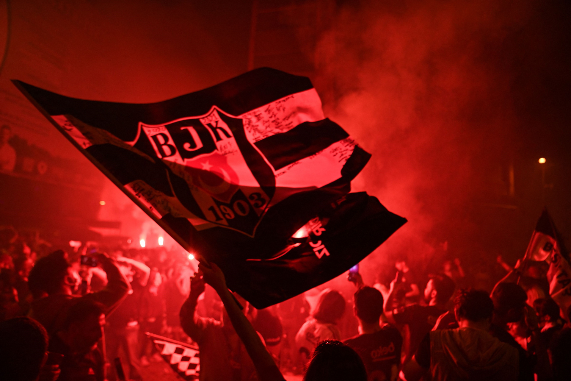 Beşiktaş gençler ile devam ediyor