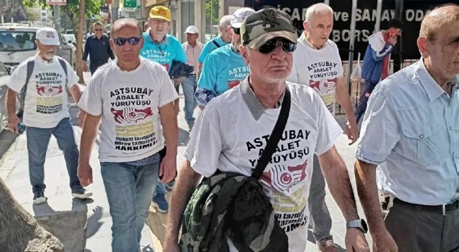 Emekli astsubaylar hak talebiyle Niğde'den Ankara'ya yürüyor