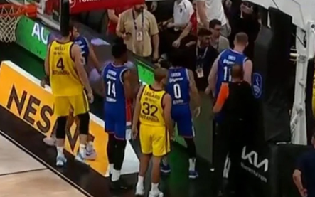 Anadolu Efes ile Fenerbahçe Beko oyuncuları birbirlerine girdi!