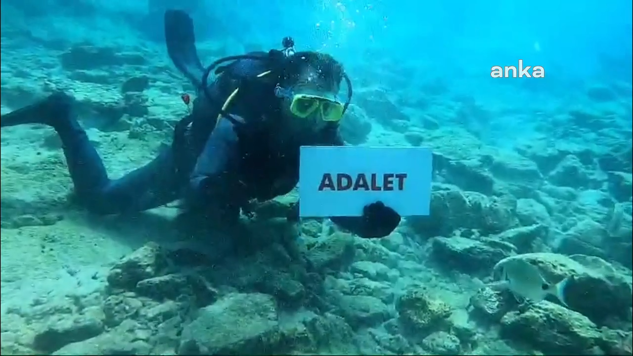 Kutlu Parti Genel Başkan Yardımcısı Erdemli’den deniz altında hükümete protesto