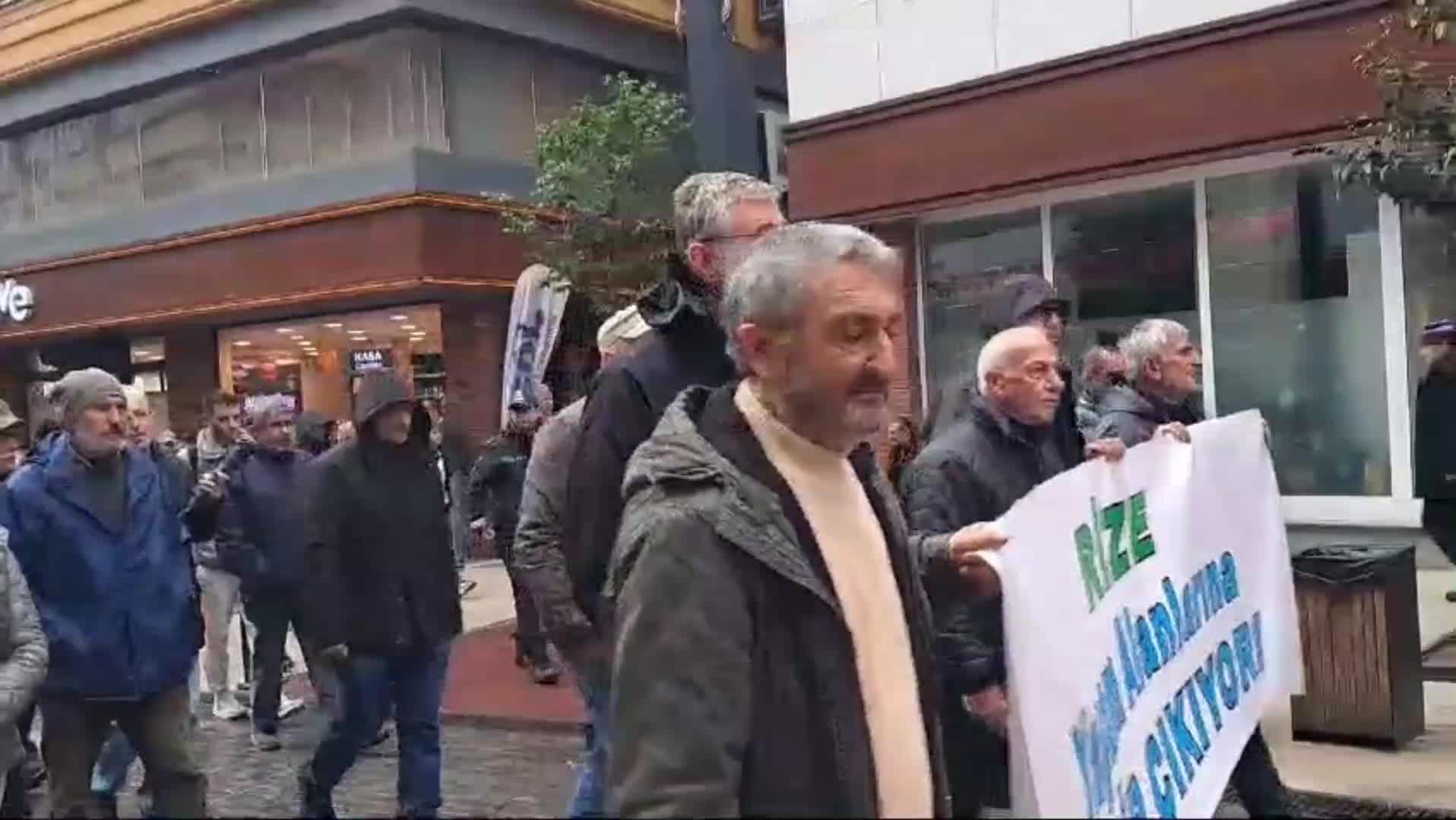 Trabzon Araklı'da gece yarısı altın madeni için yaylaya iş makinelerini çıkardılar: 15 gözaltı