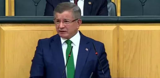 Ahmet Davutoğlu kürsüde ağladı