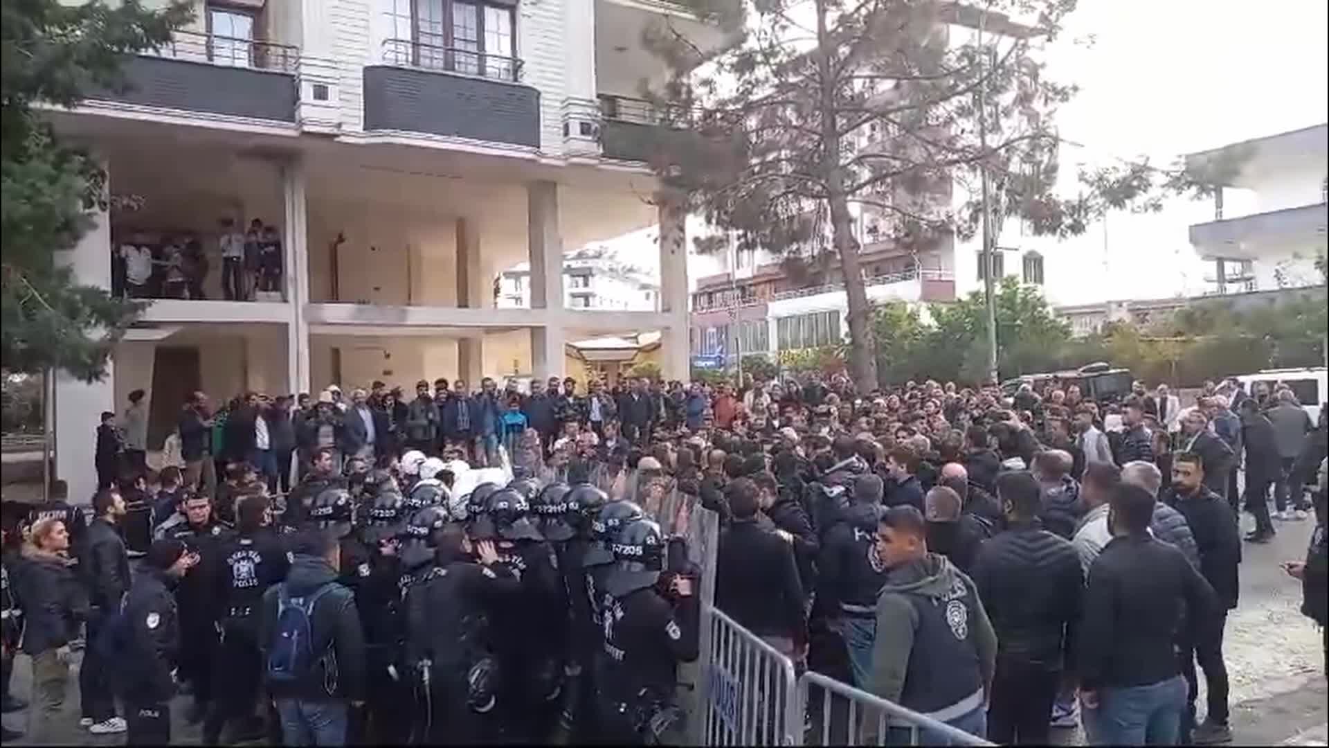 Halfeti'de kayyum protestosuna polis müdahalesi