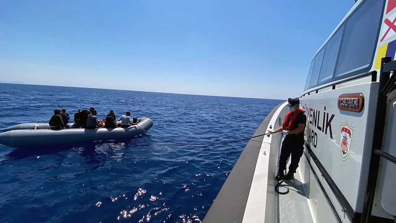 Yunanistan düzensiz göçmenleri Sisam Adası'na bıraktı!