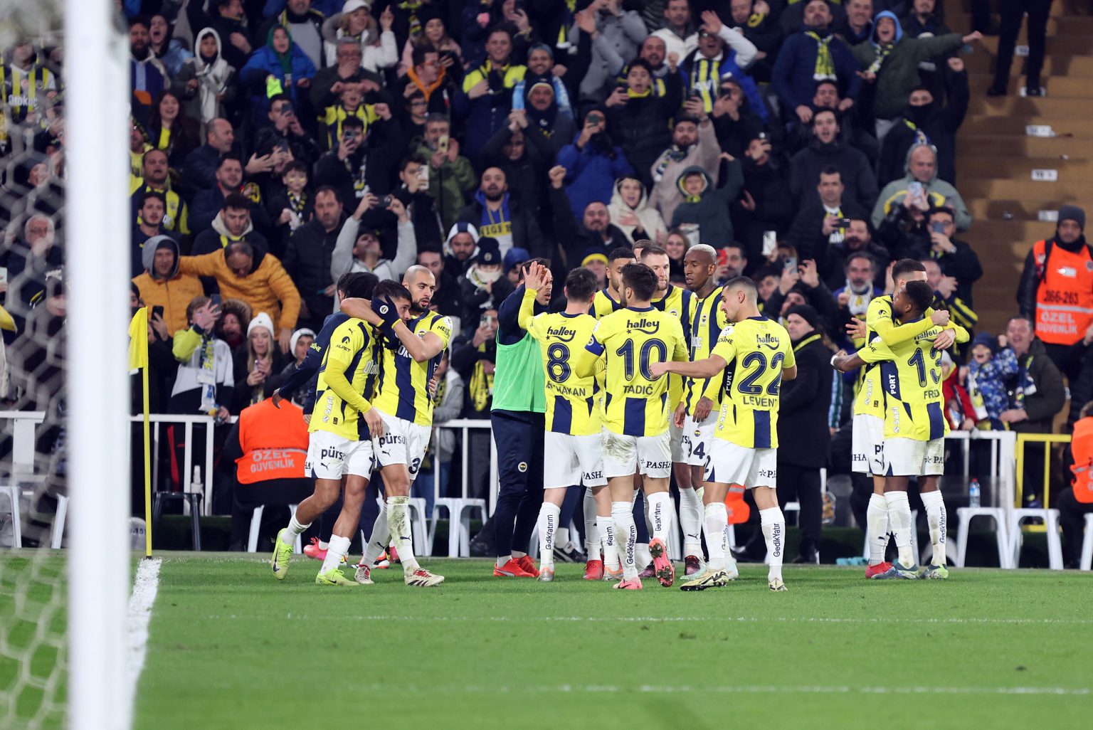 Fenerbahçe, Eyüpspor'u 2 golle geçti