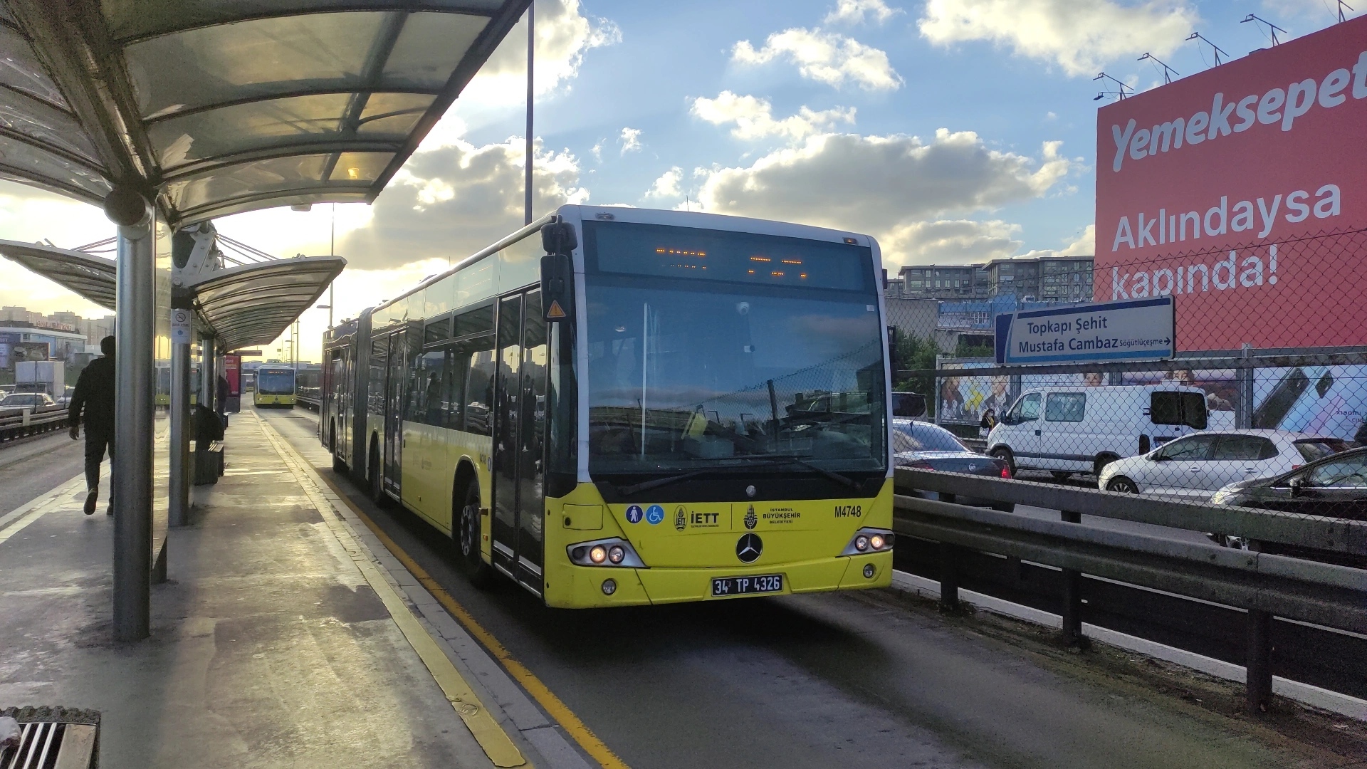 Haramidere'de iki metrobüs çarpıştı ölü ve yaralılar var