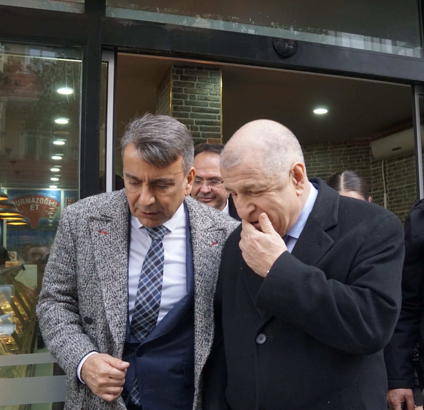 Azmi Karamahmutoğlu: “Özdağ'ın tutukluluk halinin hukukla kanunlarla bir ilgisi yoktur
