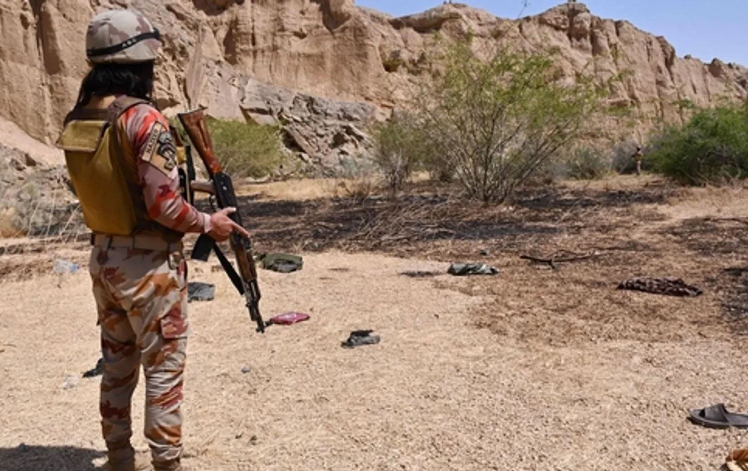Pakistan'da bomba yüklü araçla düzenlenen saldırıda 13 asker öldü