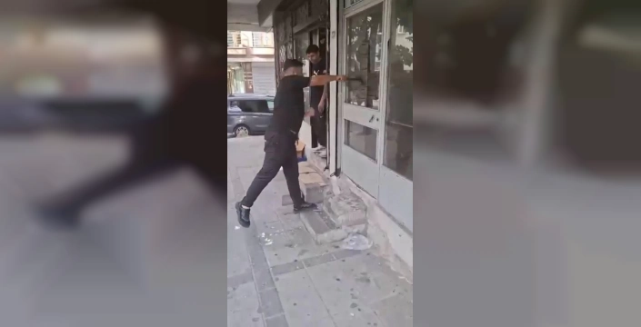 Çekiçle dükkan kapısını kırdı: Telefonunu aldı, sonra özür diledi