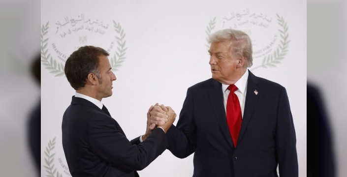 Trump ve Macron'un Gazze Zirvesi Öncesi El Sıkışması: İngiliz Basını Dudak Okudu