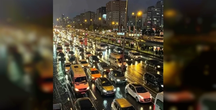 İstanbul'da akşam trafiği kabusa döndü: Yüzde 85 yoğunlukla eve dönüş çilesi!