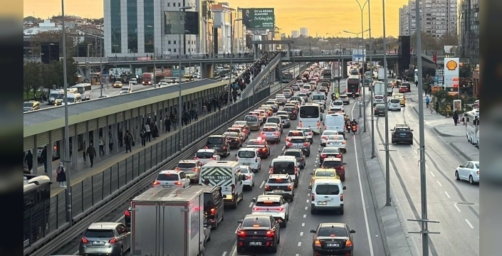 İstanbul'da trafik çilesi: Araç kuyrukları ve metrobüs kalabalığı