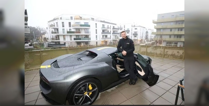15 milyonluk Ferrari, Viyana'da balkon keyfi yaparken polis duruma el koydu!