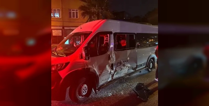 Ataşehir'de kan donduran kaza: Motosiklet, yolcu servisine böyle çarptı!