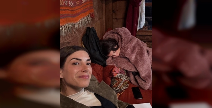 Deniz Baysal'dan kamera arkası paylaşımı: 'Uyuyan güzelim' notuyla beğeni yağdırdı