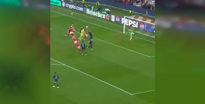 Benfica'dan inanılmaz geri dönüş: Kaleci Trubin 90+8'de Real Madrid'e gol attı, play-off'a kaldılar!