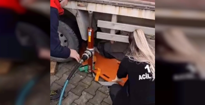 Edremit'te kamyonet tekeri altında kalan genç, itfaiyenin zorlu kurtarma operasyonuyla hayata tutundu