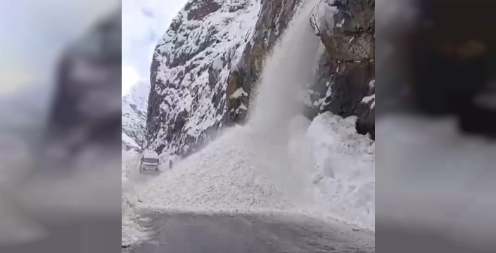 Hakkari-Çukurca yolunda iki ayrı çığ faciayı sıyırdı geçti