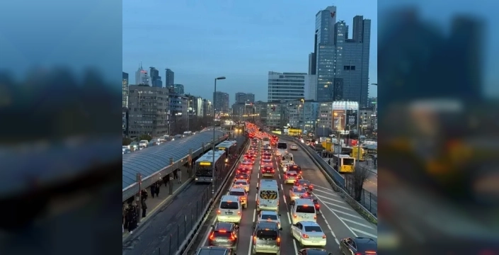 İstanbul'da akşam trafiği yüzde 85'e çıktı, ana arterlerde çile başladı