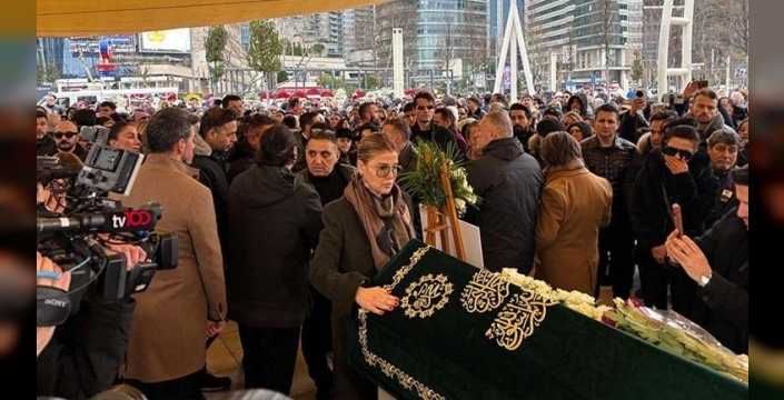 Fatih Ürek'in cenazesi sonrası başörtüsü tartışması: Pınar Altuğ'dan 'Ben başını kapatmayanlardanım' açıklaması