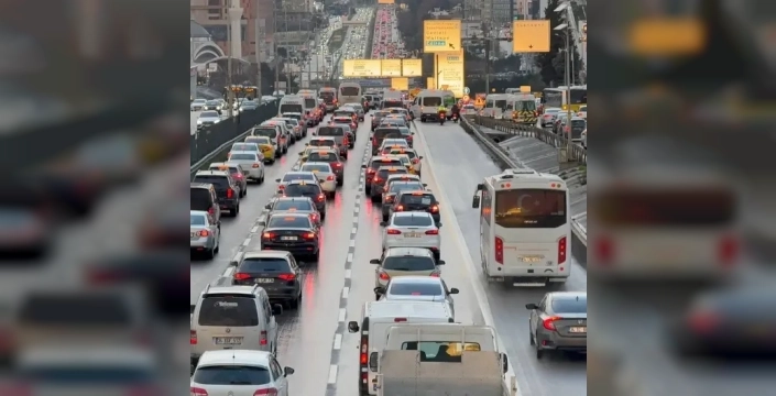 İstanbul'da trafik felç oldu: Anadolu Yakası'nda yoğunluk %90'a fırladı!