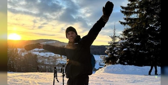 Oyuncu Caner Topçu'dan şaşırtan tatil tercihi: İsveç'te buzlu suya girdi!