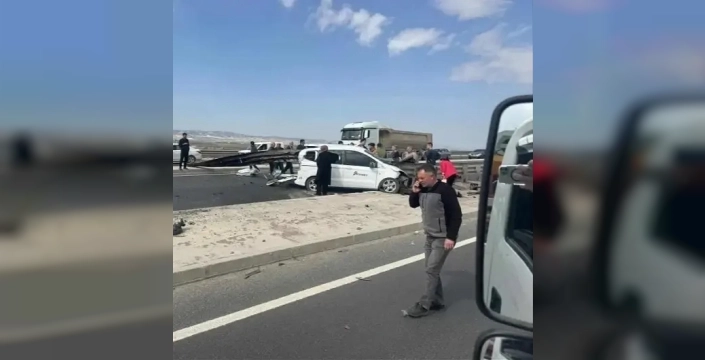 Ankara'da otomobil bariyerlere ok gibi saplandı: Sürücü yaralı