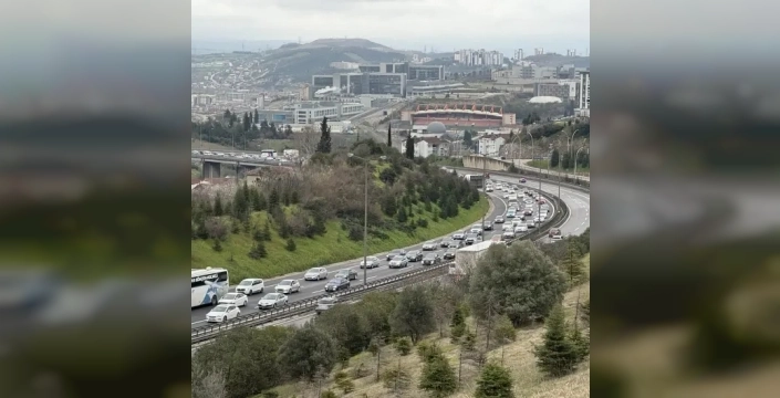 Bayram dönüşü çilesi: Anadolu Otoyolu'nda kilometrelerce kuyruk!
