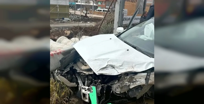 Gaziantep'te feci kaza: Tır otomobili biçti, yaralılar var
