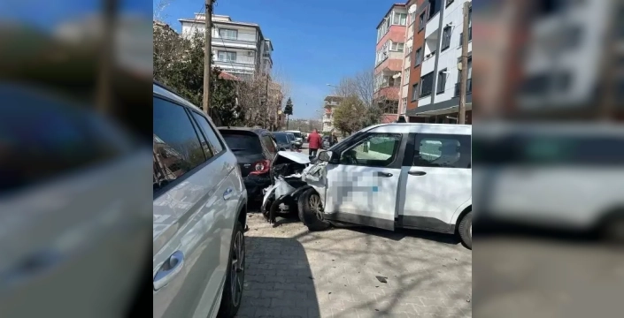 Lüleburgaz'da şok kaza: Kontrolden çıkan araç park halindeki dört otomobile meydan okudu!