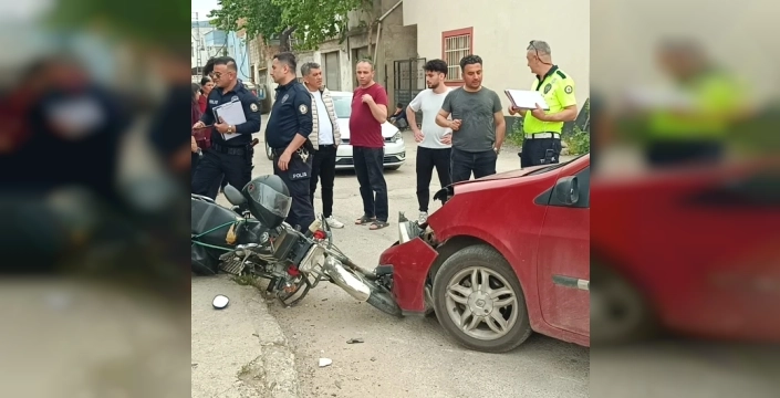 Adana'da feci kaza: Otomobil ve motosiklet çarpıştı, bir kişi ağır yaralandı