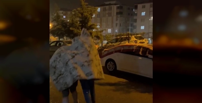 Adıyaman'da fındık büyüklüğünde dolu, sokaklar adeta göle döndü