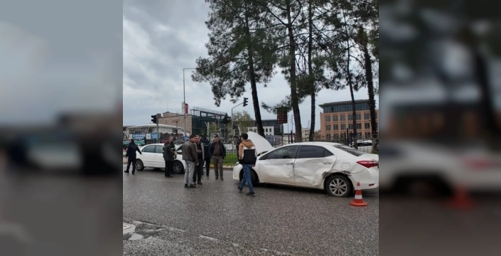 Adıyaman'da yürekler ağza geldi: Dört araç birbirine girdi, trafik durdu