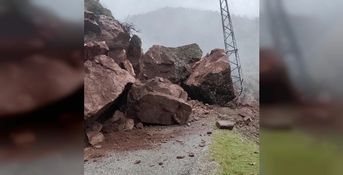 Batman'da heyelan, köy yolu ulaşıma kapandı