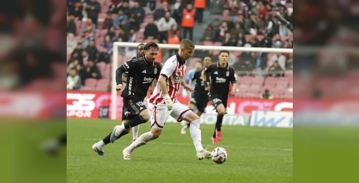 Beşiktaş, Samsun'da 25 yıllık hasrete son veren Samsunspor'a boyun eğdi