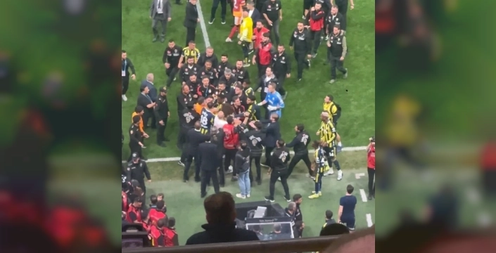 Derbi sonrası tansiyon tavan yaptı: Fenerbahçeli yıldızın öfkesi zorla dindirildi!