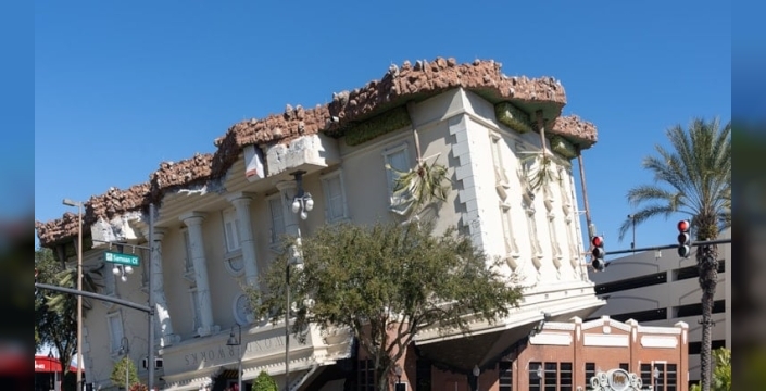 Florida'daki WonderWorks binası, ters duruşuyla dikkat çekiyor