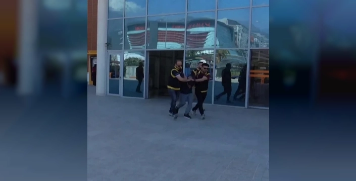 Hatay'da madde bağımlısı saldırgan, satırla üç kişiyi yaraladı ve tutuklandı
