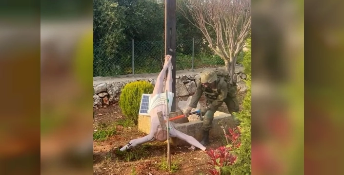 İsrail askerleri Hz. İsa heykelini balyozla parçaladı: Tepkiler çığ gibi büyüyor