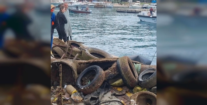 Kaleiçi'nin dibi temizlendi: Sahneden 5 ton pislik çıktı!