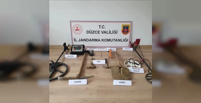 Ormanda kaçak kazı yapan 3 kişi jandarmaya takıldı, dedektörleri de alındı