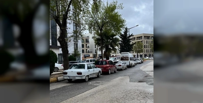 Refüjlere park eden araçlar Adıyaman trafiğini felç etti, vatandaş isyanda!