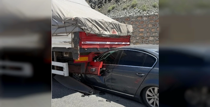 Tırın altına giren otomobil sürücüsü, inanılmaz bir şekilde kazadan yara almadan kurtuldu