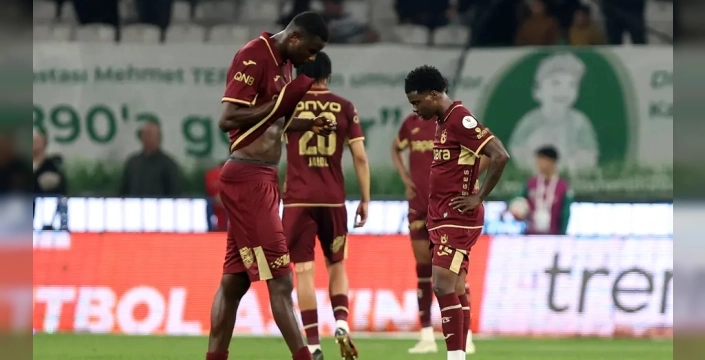 Trabzonspor, Konyaspor karşısında kritik bir yenilgi alarak zirve yarışında yara aldı
