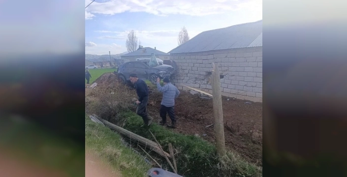 Van'da feci kaza: Kontrolden çıkan otomobil direk ve duvara çarptı