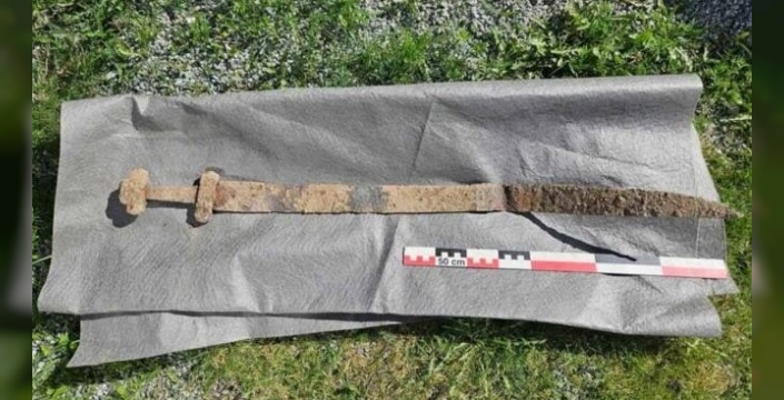 6 yaşındaki kahraman: Okul gezisinde 1300 yıllık Viking kılıcını buldu!