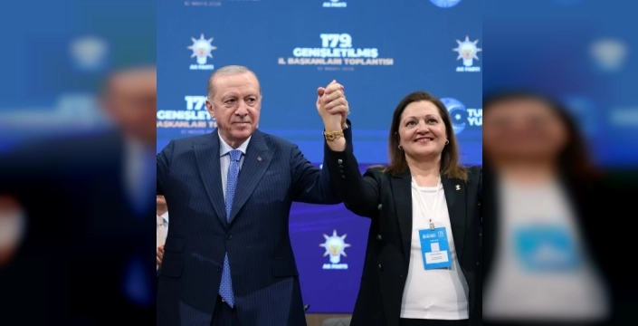 Afyonkarahisar ve Dinar belediye başkanları AK Parti saflarına katıldı, Cumhurbaşkanı Erdoğan rozetlerini taktı