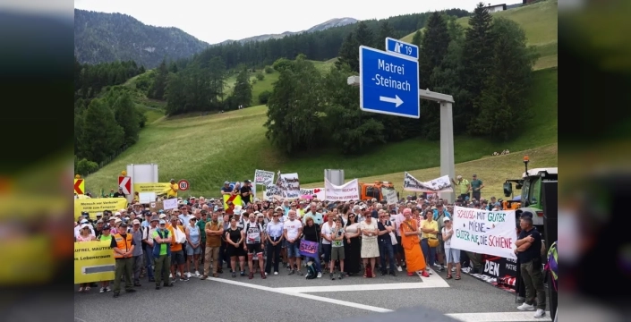 Alp geçidinde isyan: Protestolar ve sabotajla kilitlenen trafik kabusu